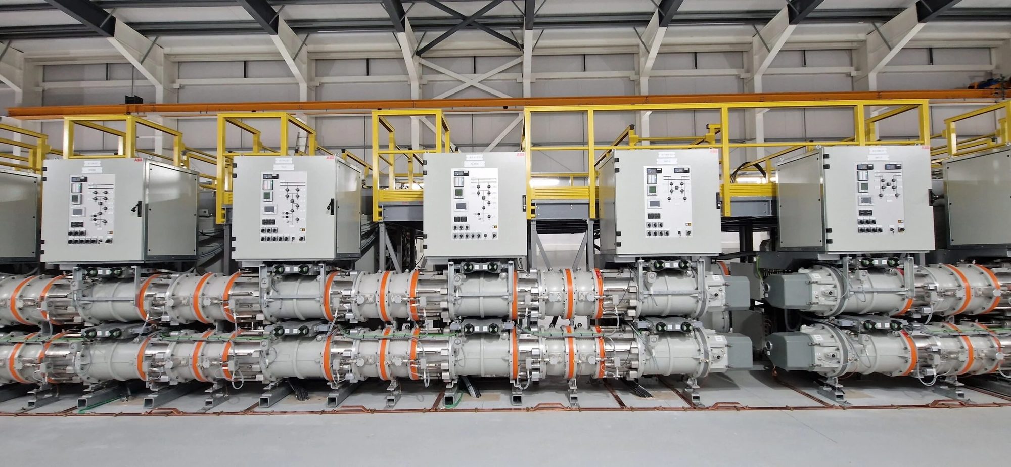 Indoor gas-insulated switchgear installation